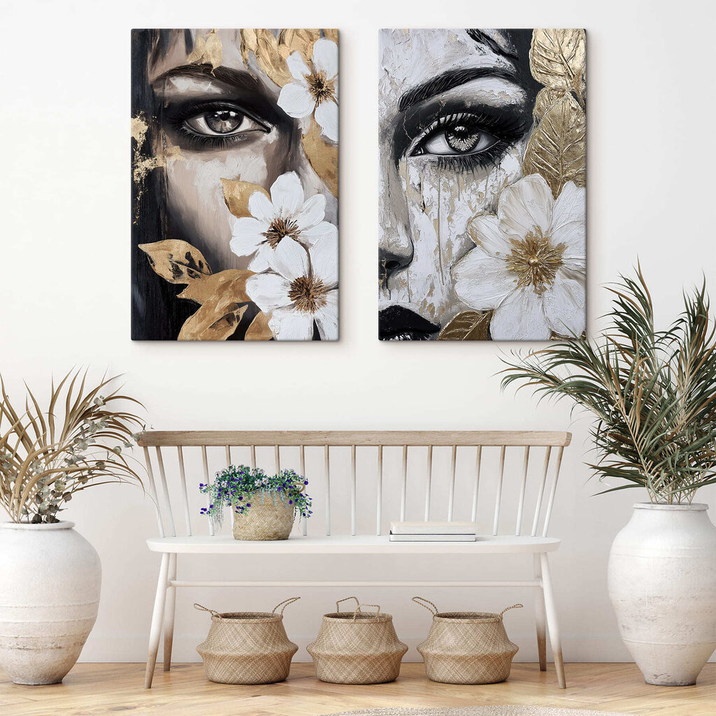 Două chipuri printre flori într-un interior