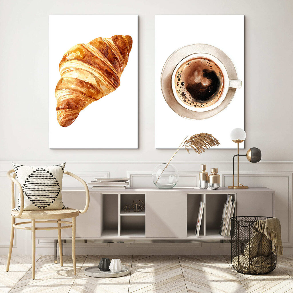 Croissant și cafea într-un interior
