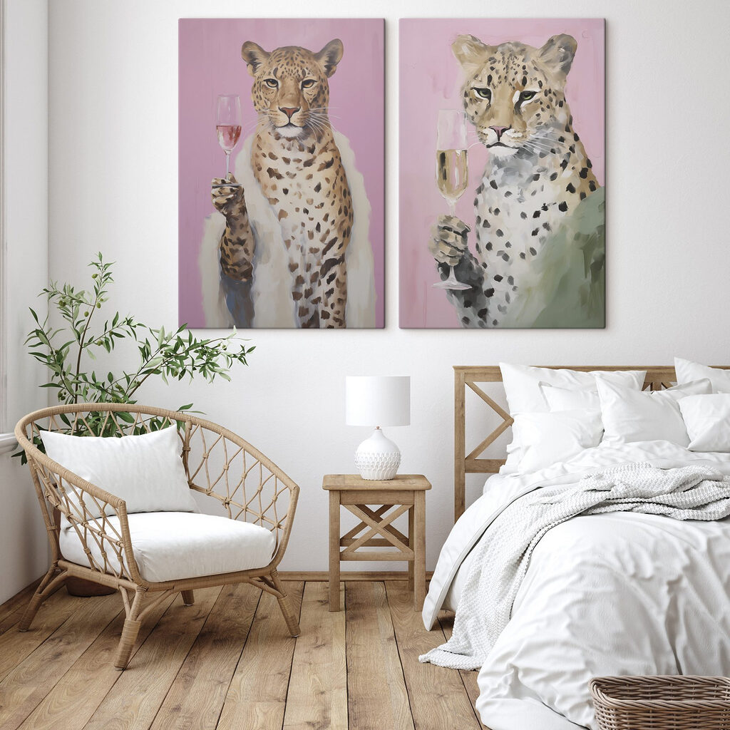 Ghepard cu pahar într-un interior