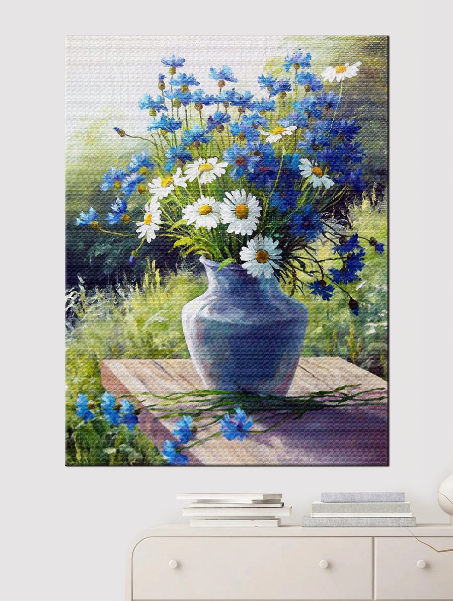 Buchet albastru pe masă — interior 2