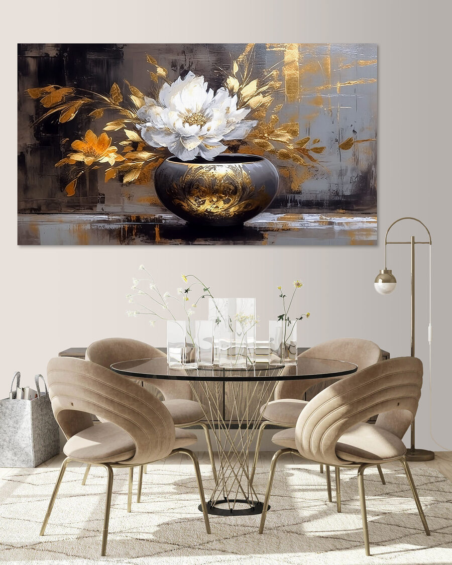 Floare albă, vază aurie într-un interior