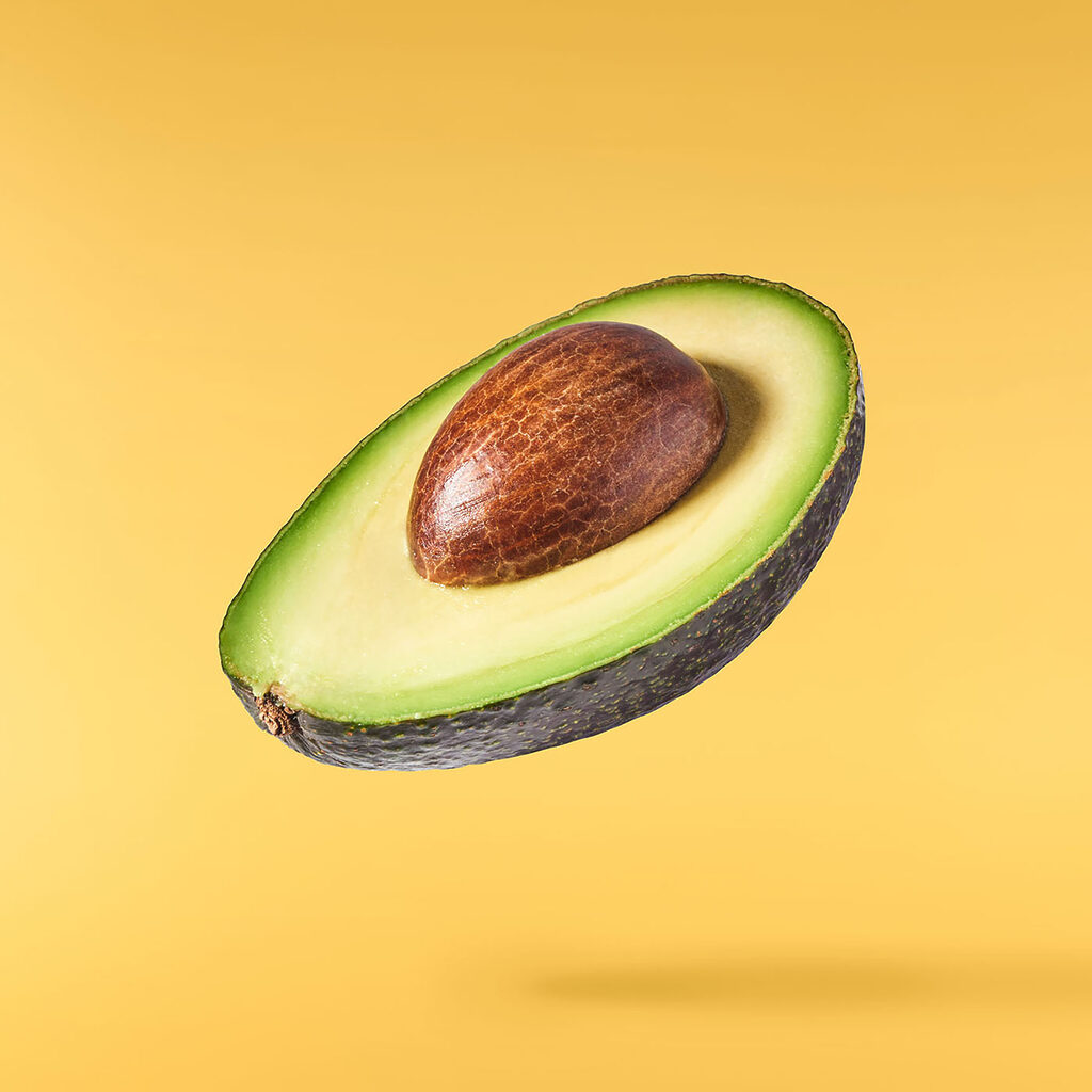 Avocado plutind pe galben — design complet
