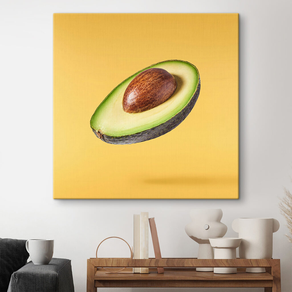 Avocado plutind pe galben — interior 2