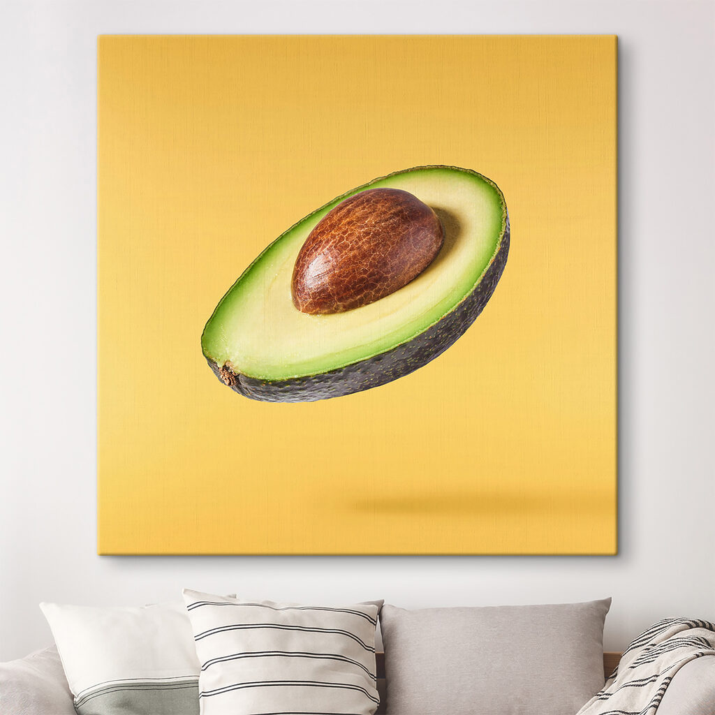 Avocado plutind pe galben — interior 3