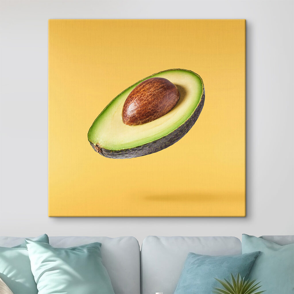 Avocado plutind pe galben — interior 1