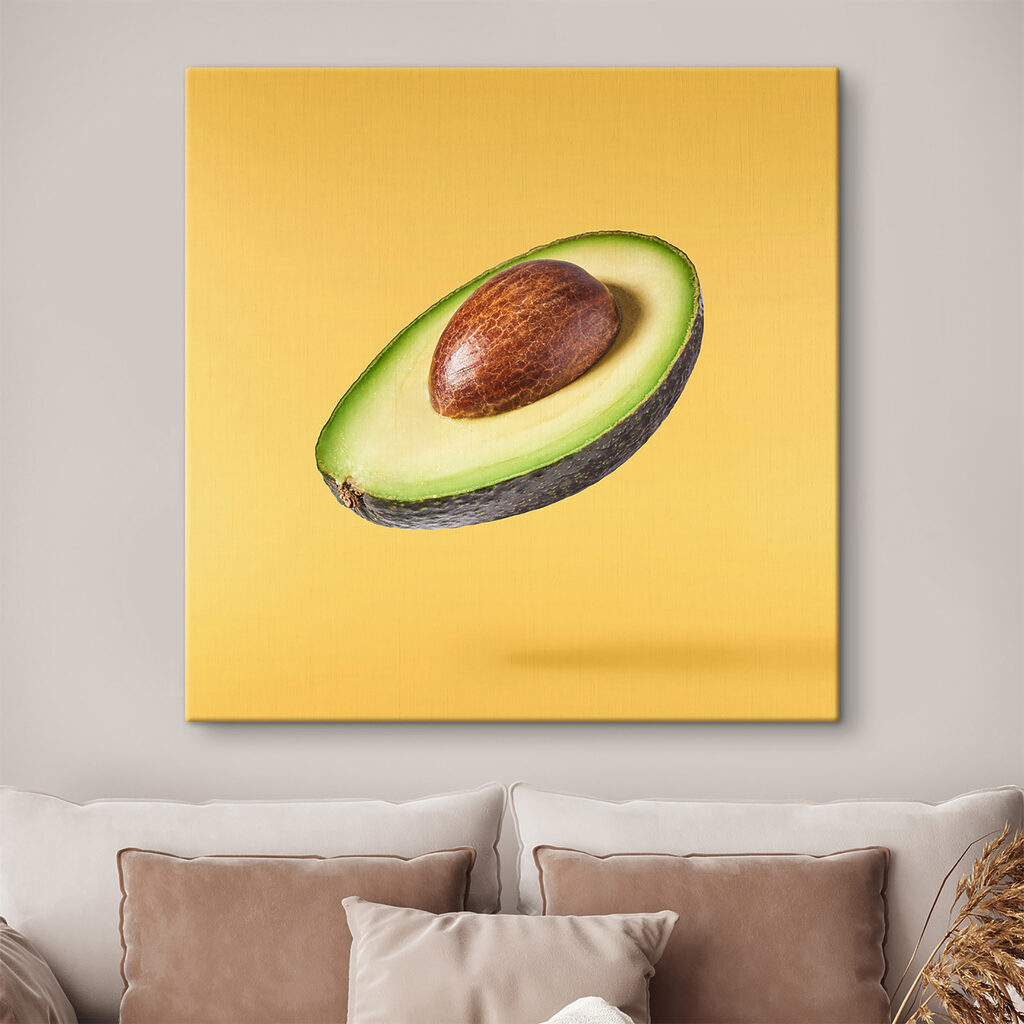 Avocado plutind pe galben — interior 4