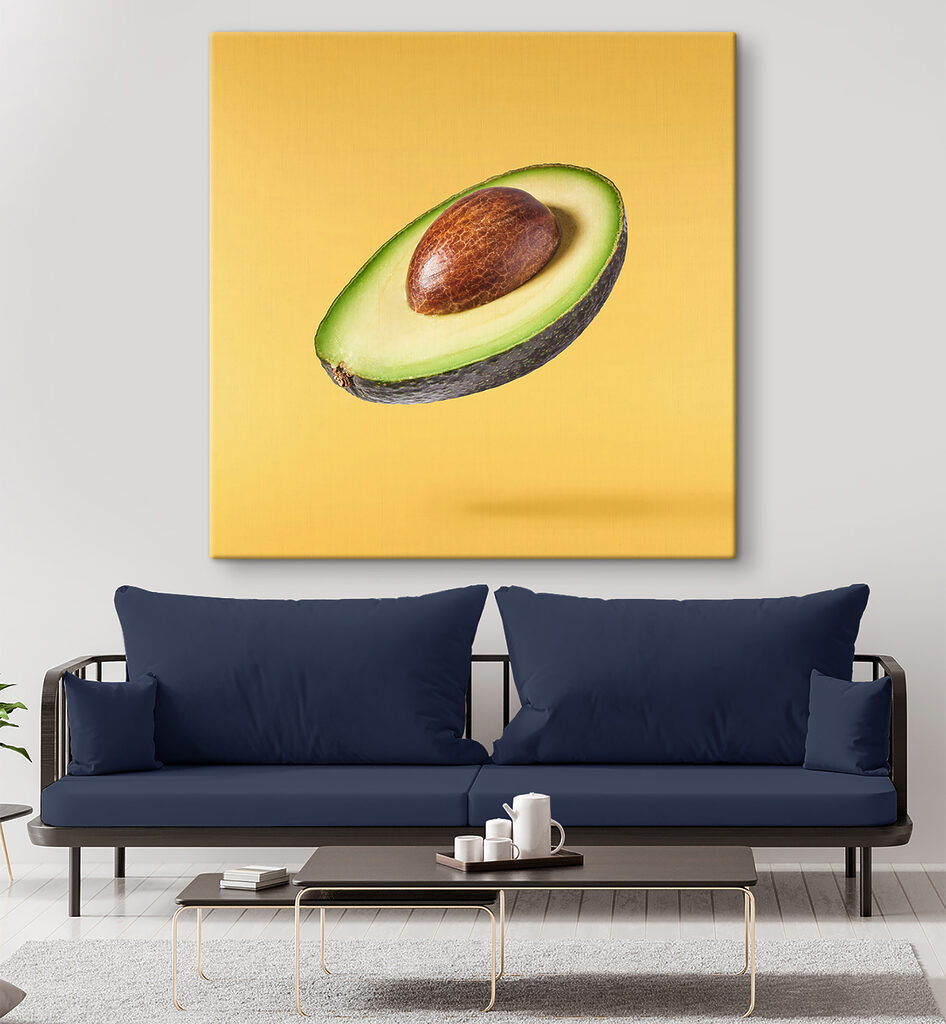 Avocado plutind pe galben — interior 5