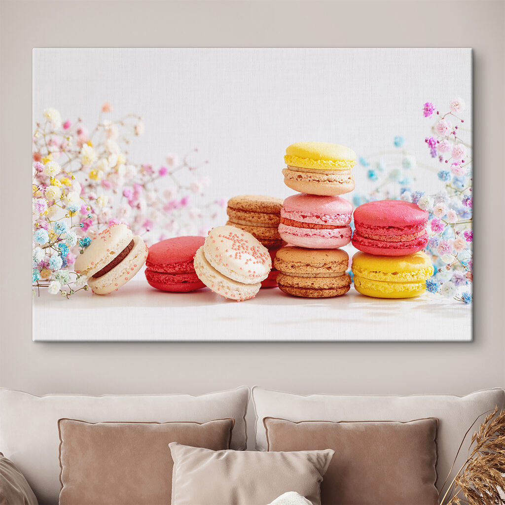 Macarons printre flori într-un interior