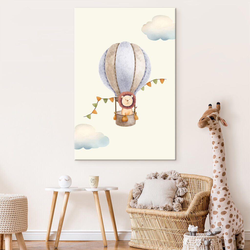 Leu într-un balon într-un interior
