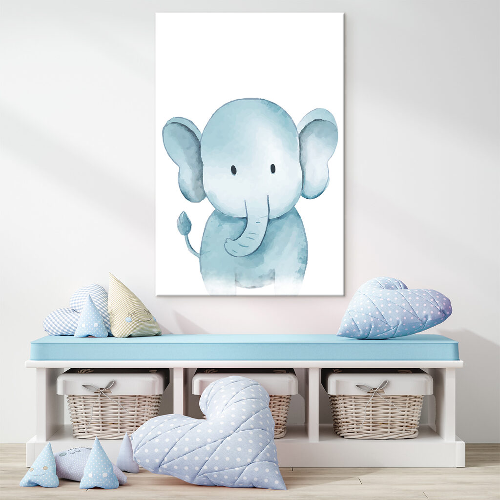 Elefant care salută într-un interior