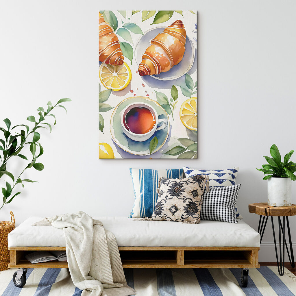 Croissant lângă ceai într-un interior