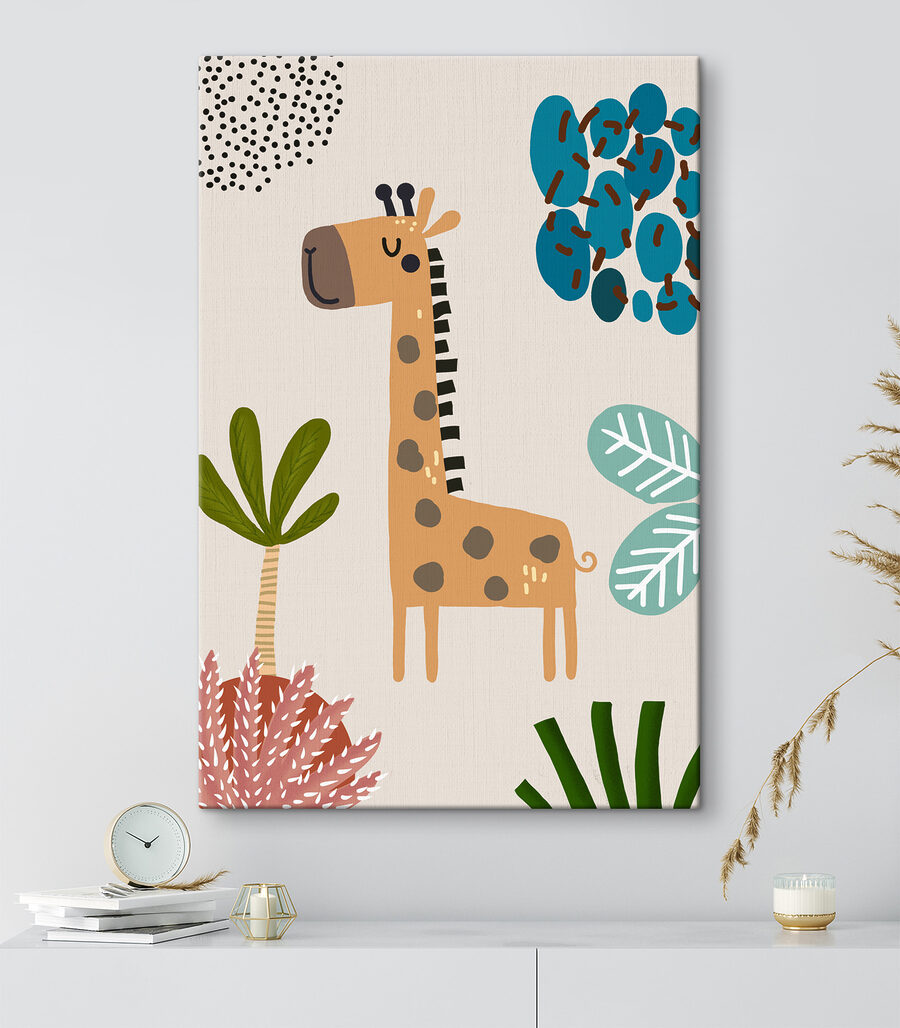 Girafă lângă frunze punctate într-un interior