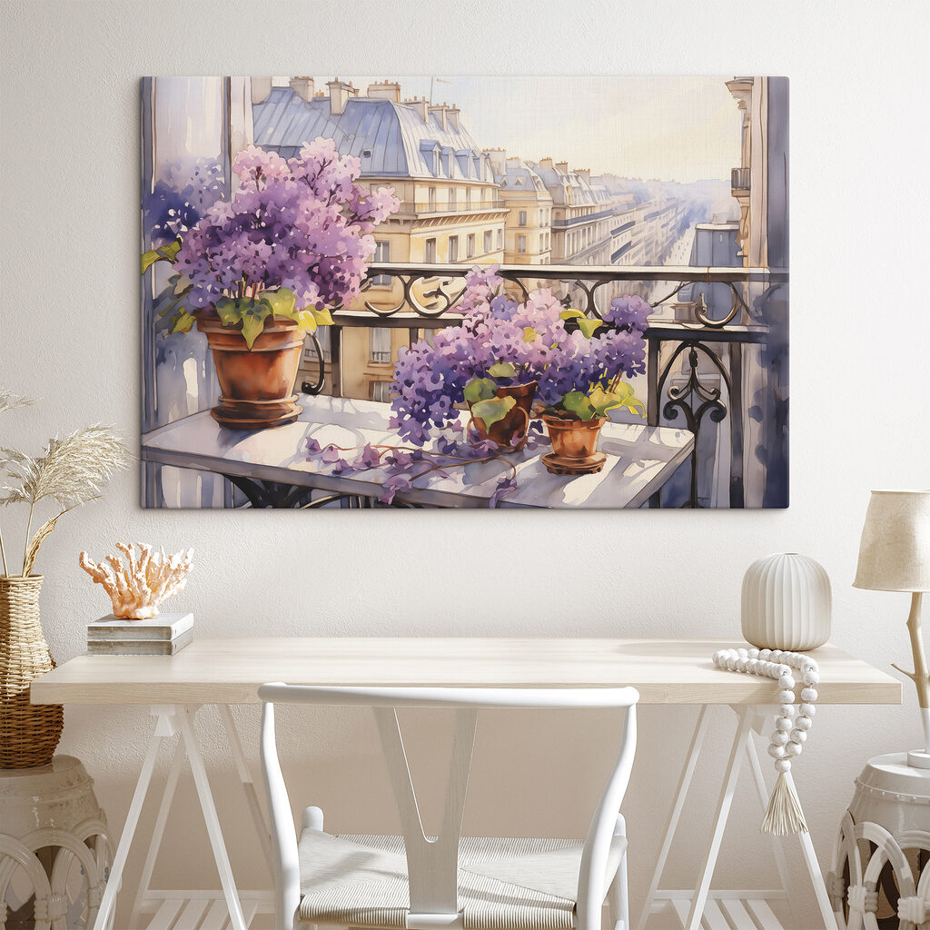 Flori lila pe balcon într-un interior