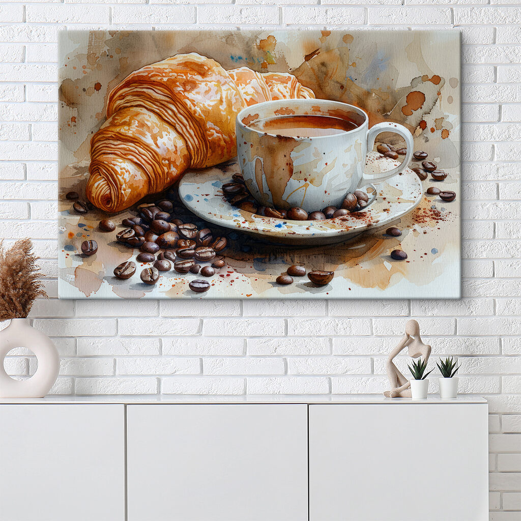 Croissant lângă cafea într-un interior