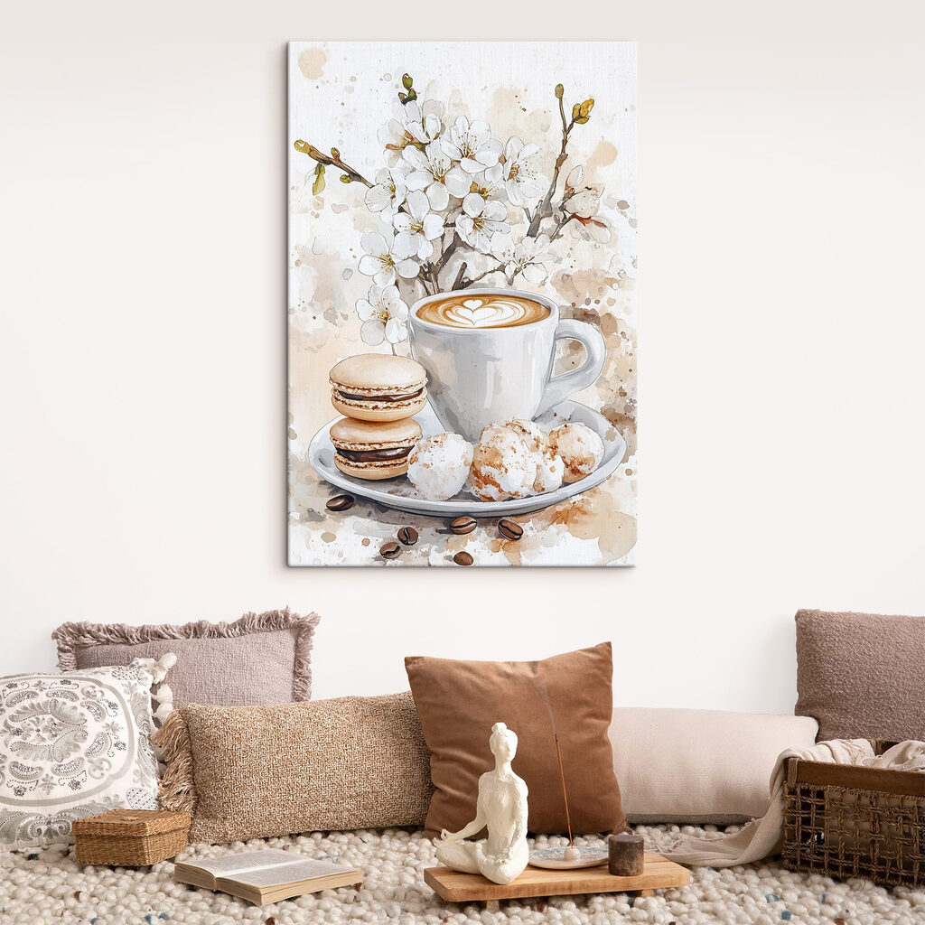 Cappuccino și flori albe într-un interior