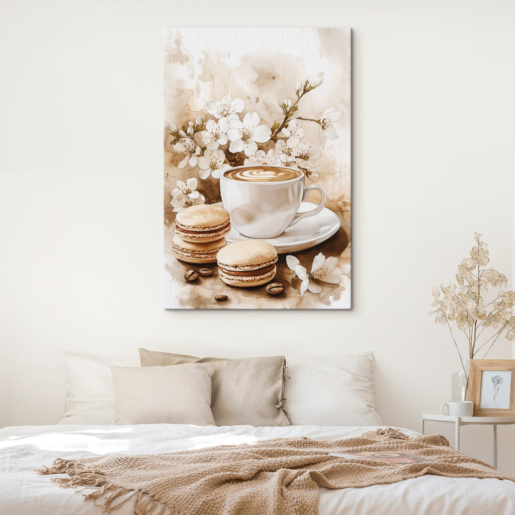 Macarons lângă cafea într-un interior