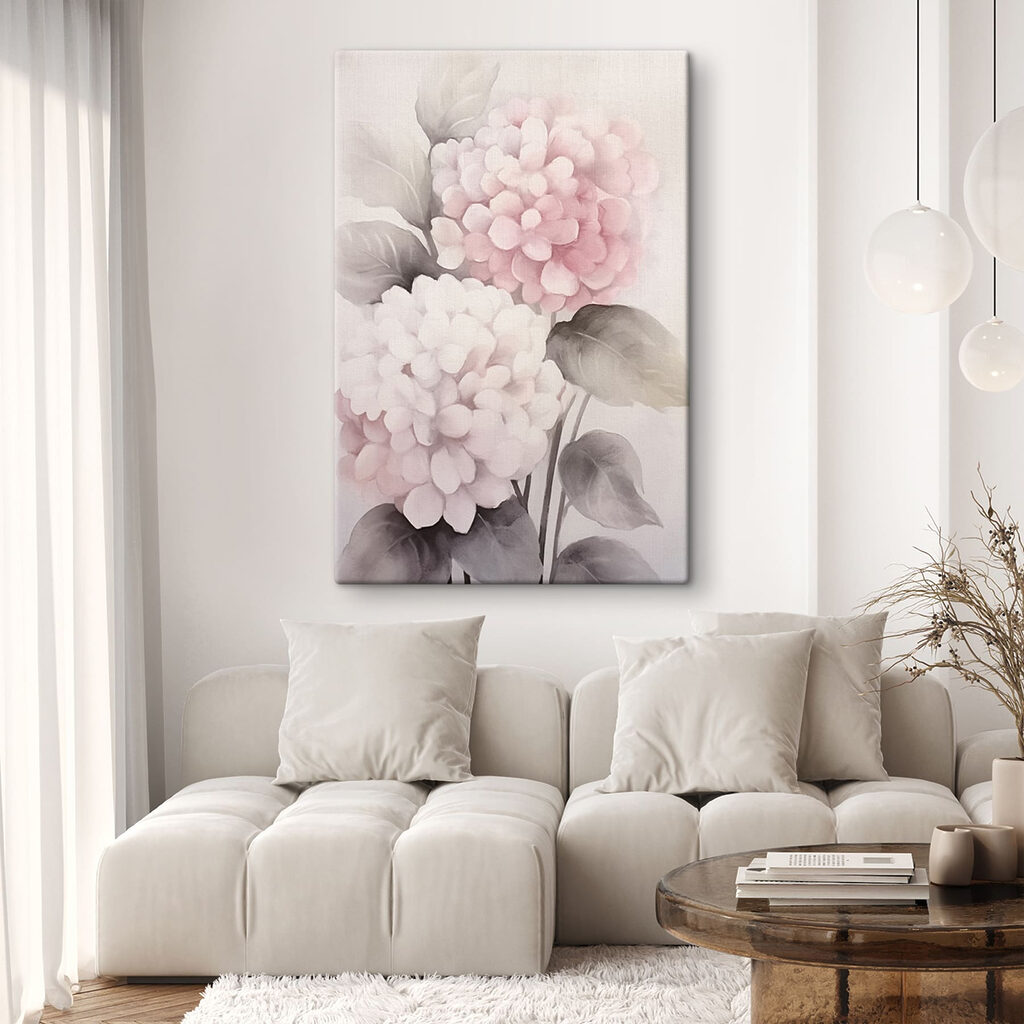 Două hortensii roz pastel într-un interior