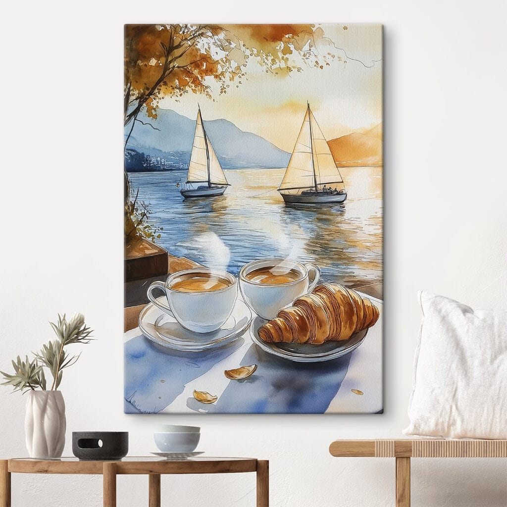 Croissant lângă bărci într-un interior