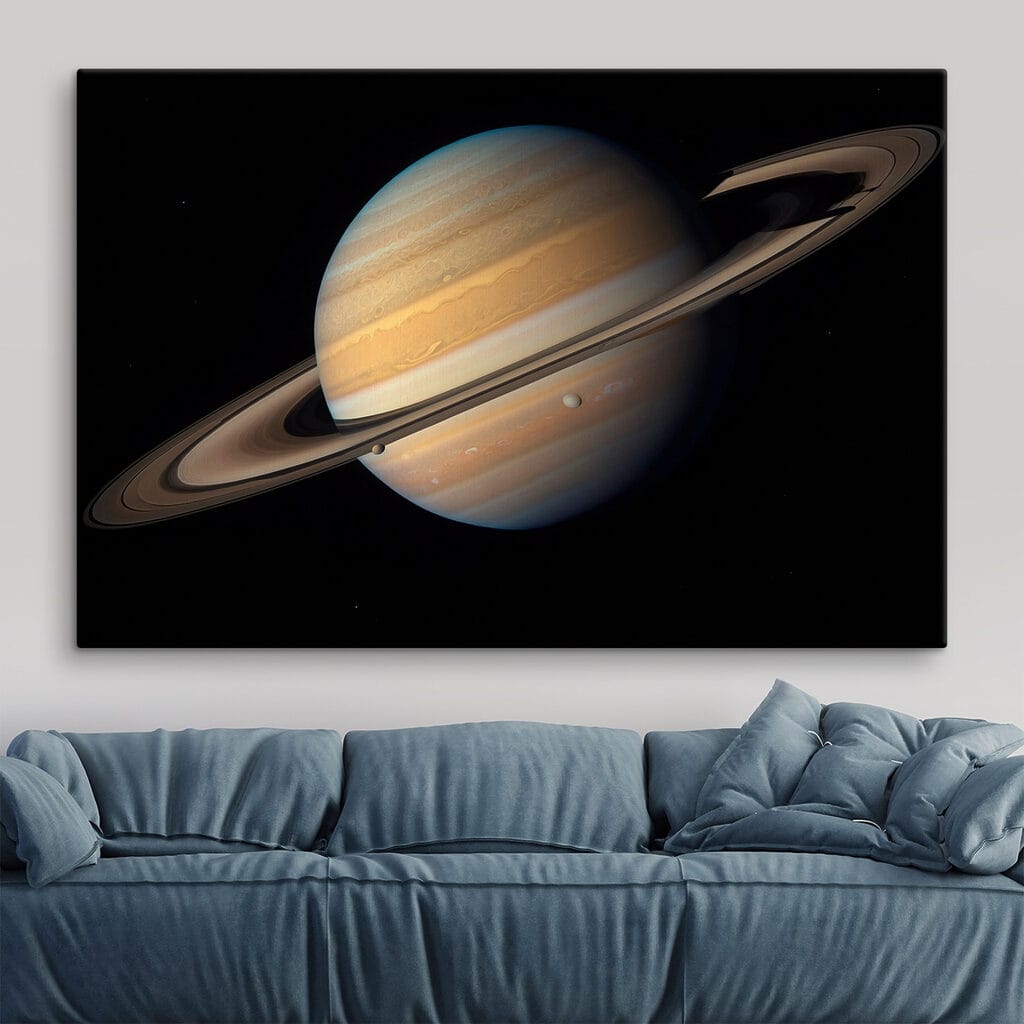 Saturn în spațiu într-un interior
