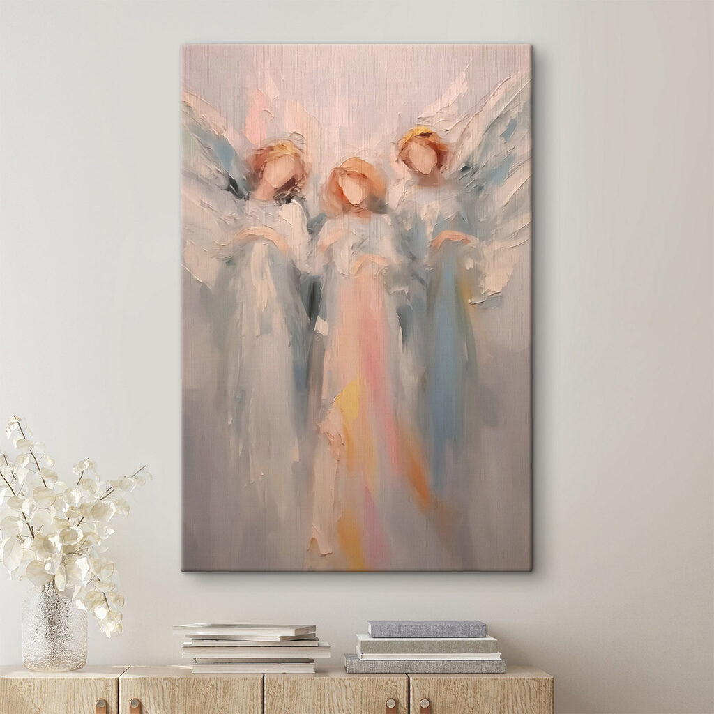 Trei îngeri în pastel într-un interior