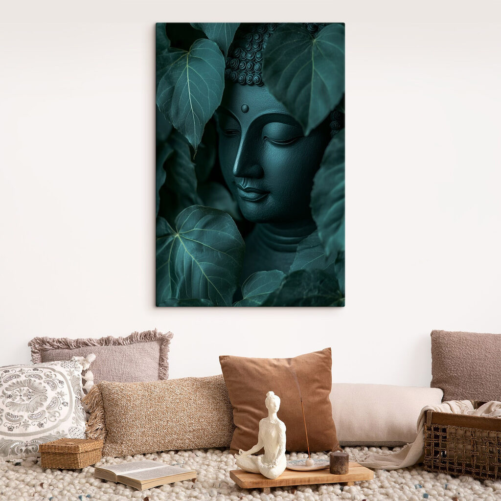 Buddha printre frunze într-un interior