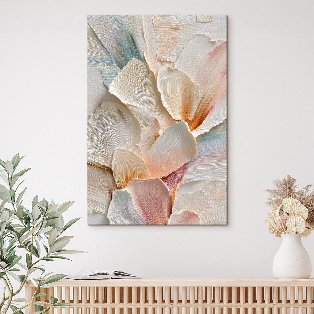 Petale crem în pastel într-un interior