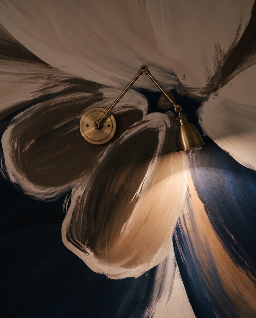 Petale deschise pe indigo — detaliu