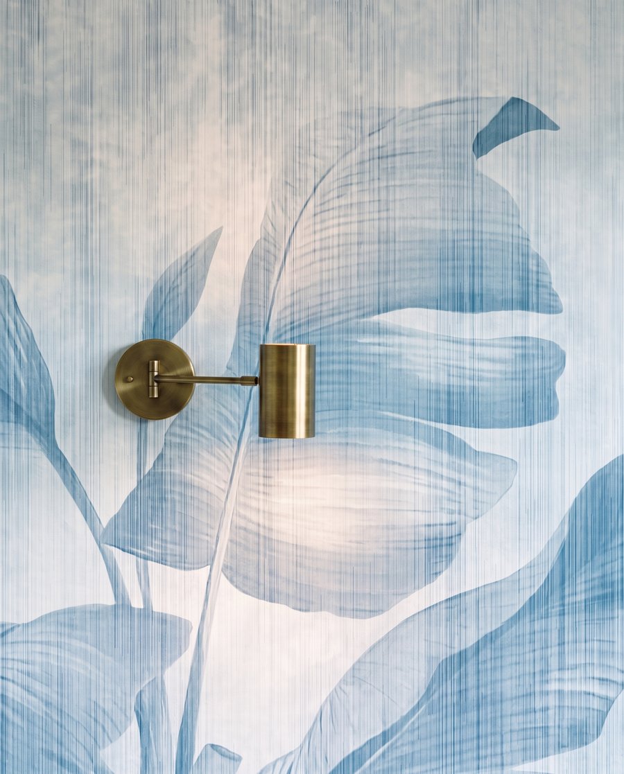 Frunze tropicale pe alb — detaliu