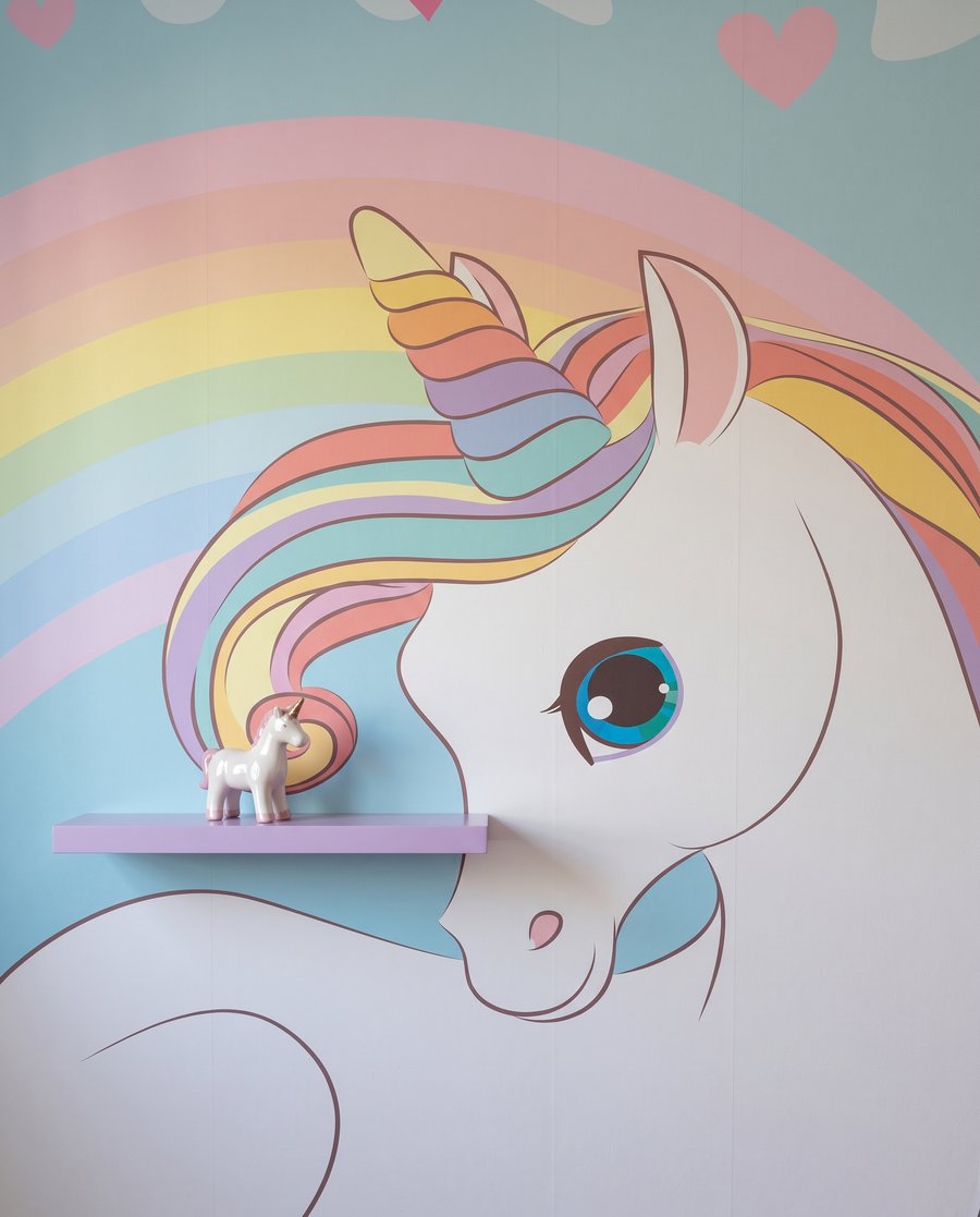 Unicorn sub curcubeu — detaliu