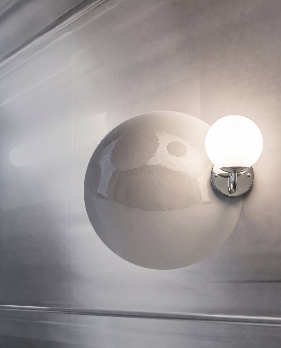 Sfere prin tunel luminos — detaliu
