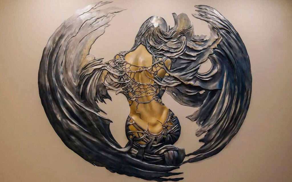 Figură înaripată în ornament — design complet