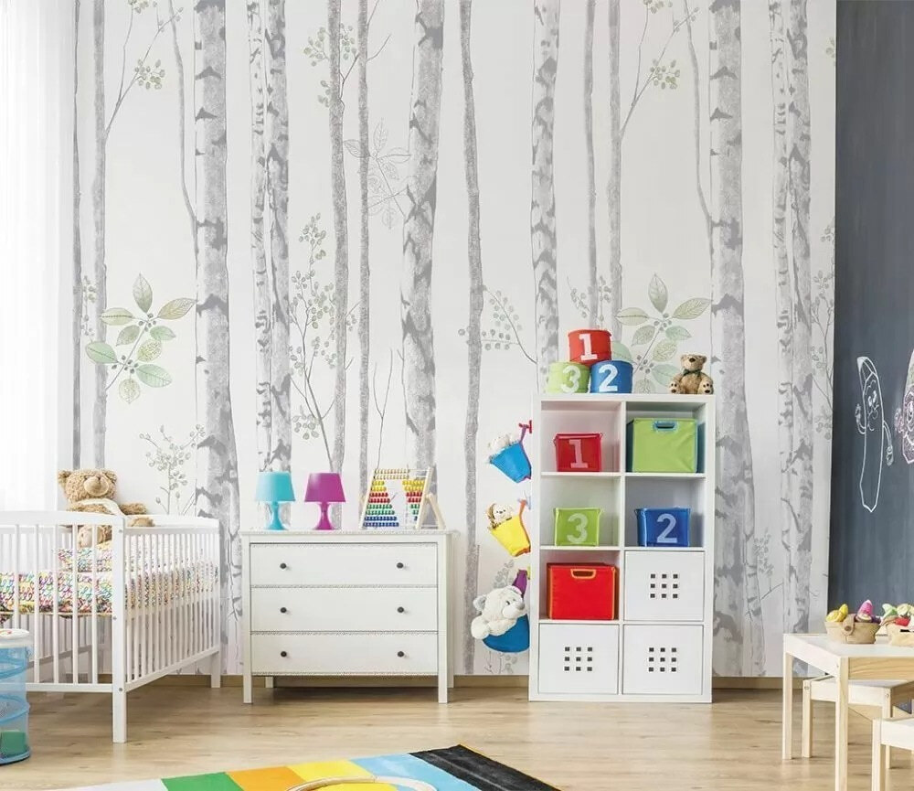 Copaci fini pe alb într-un interior