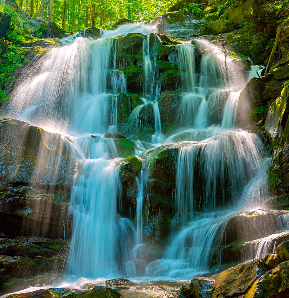 Cascade pe stânci — design complet