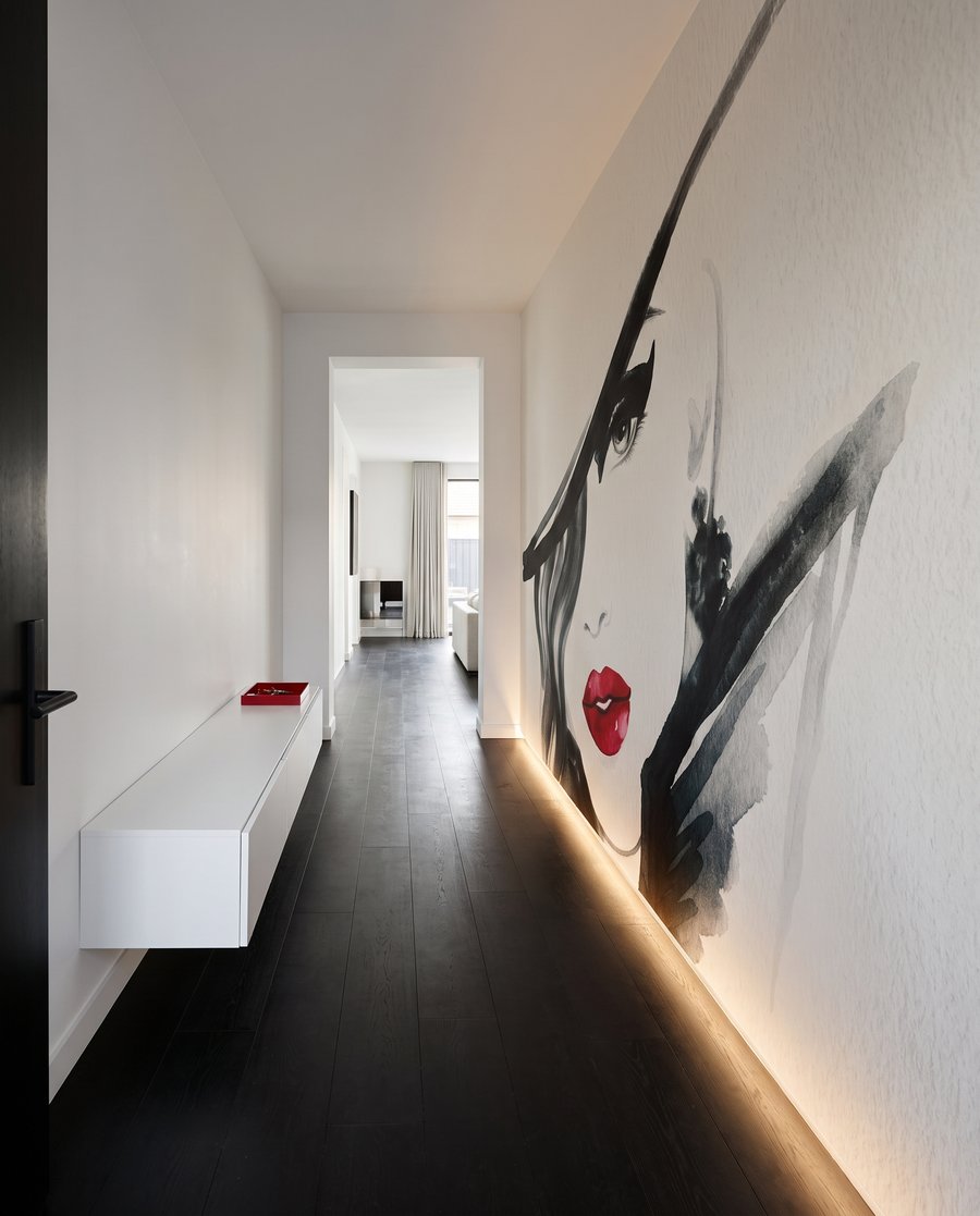 Privire sub borul pălăriei — interior 4