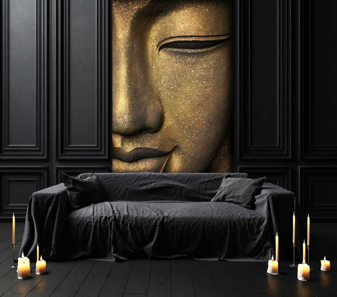 Sculptură aurie pe margine într-un interior