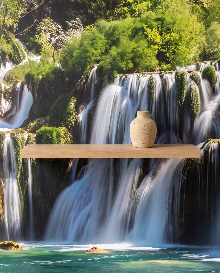 Bazin verde sub cascade — detaliu