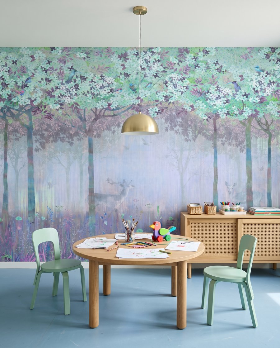Cerb printre flori — interior 1