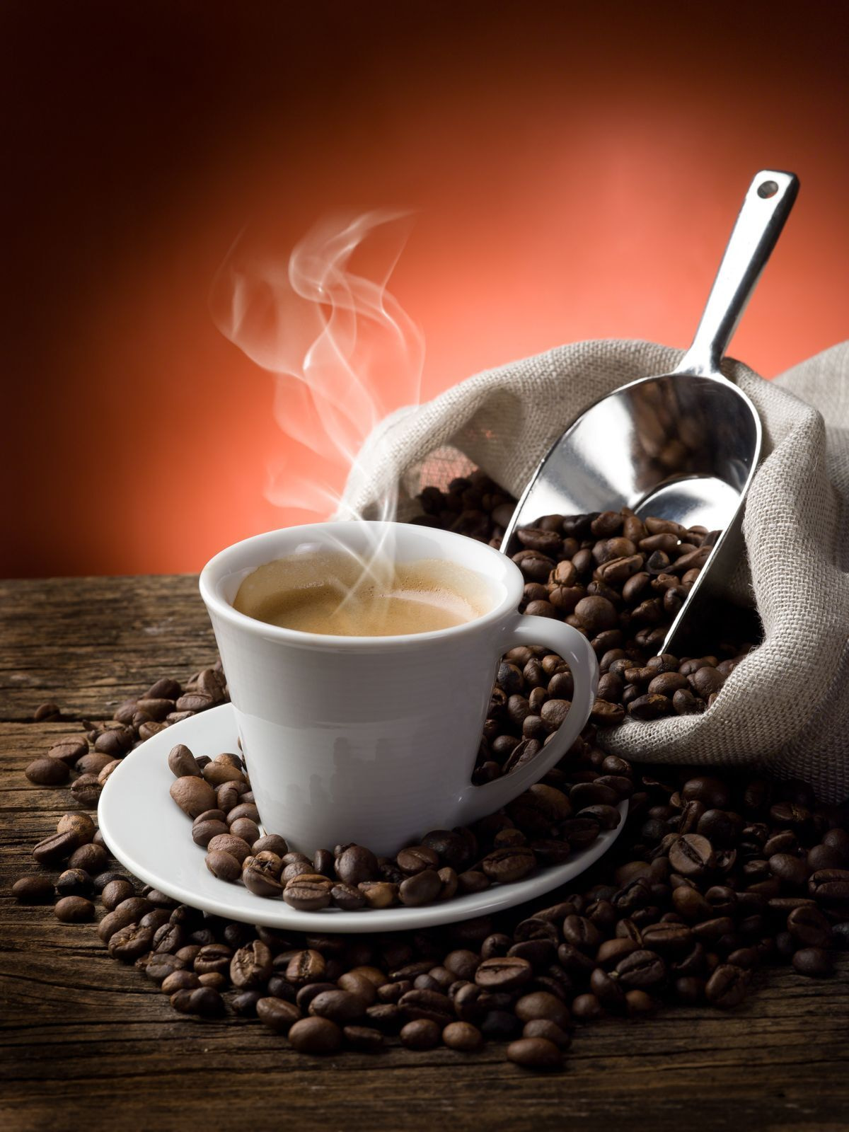 Cafea aburindă între boabe — design complet