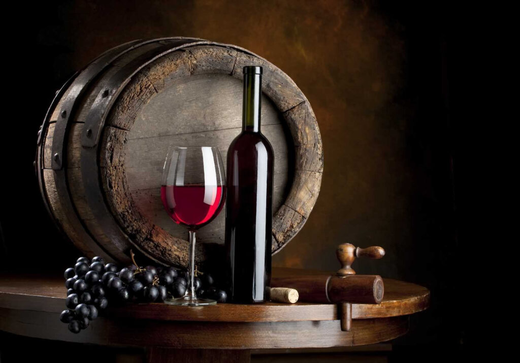 Vin roșu lângă butoi — design complet