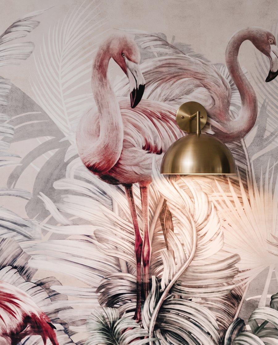 Flamingi printre crengi gri — detaliu