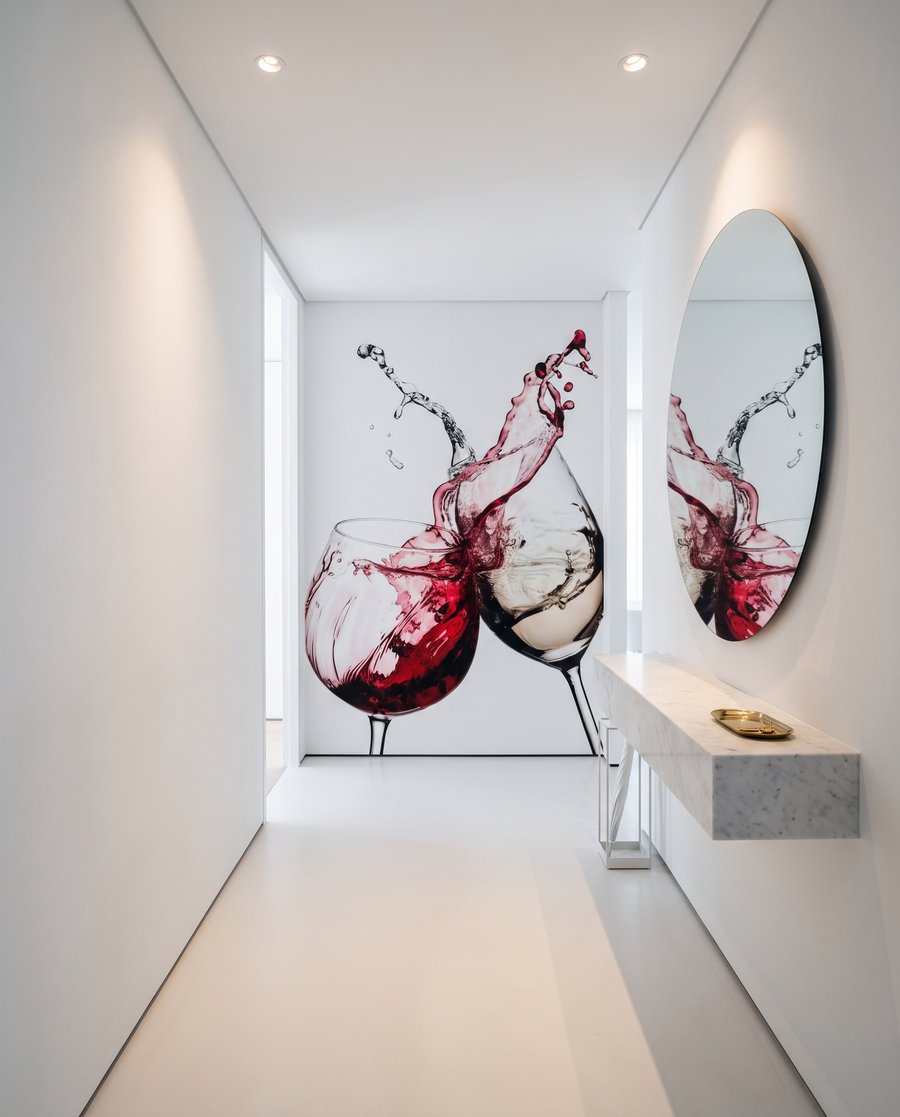 Vin stropit pe pahare — interior 3