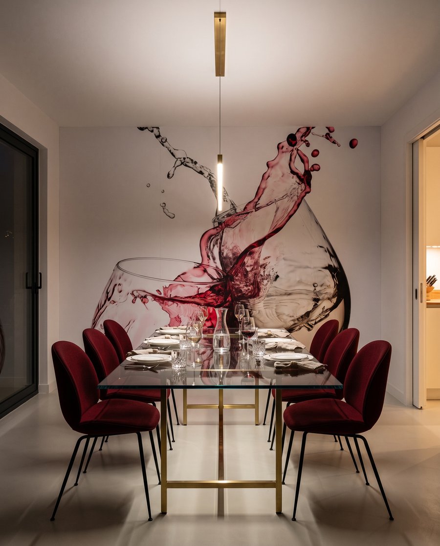 Vin stropit pe pahare — interior 4