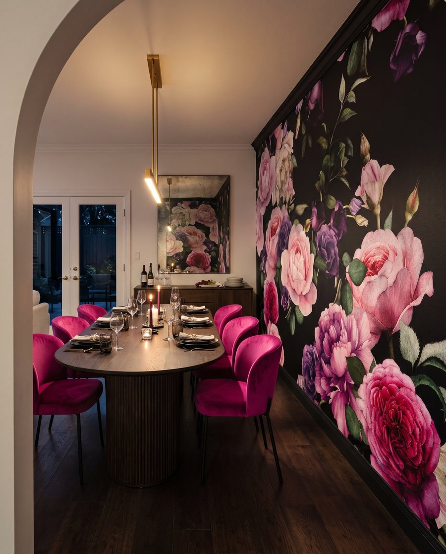 Trandafiri pe fundal negru — interior 8