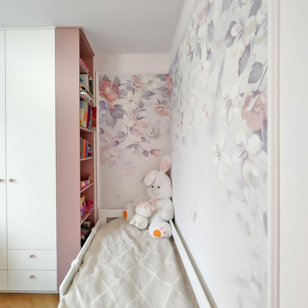 Fluturi sub arcadă florală — interior 3
