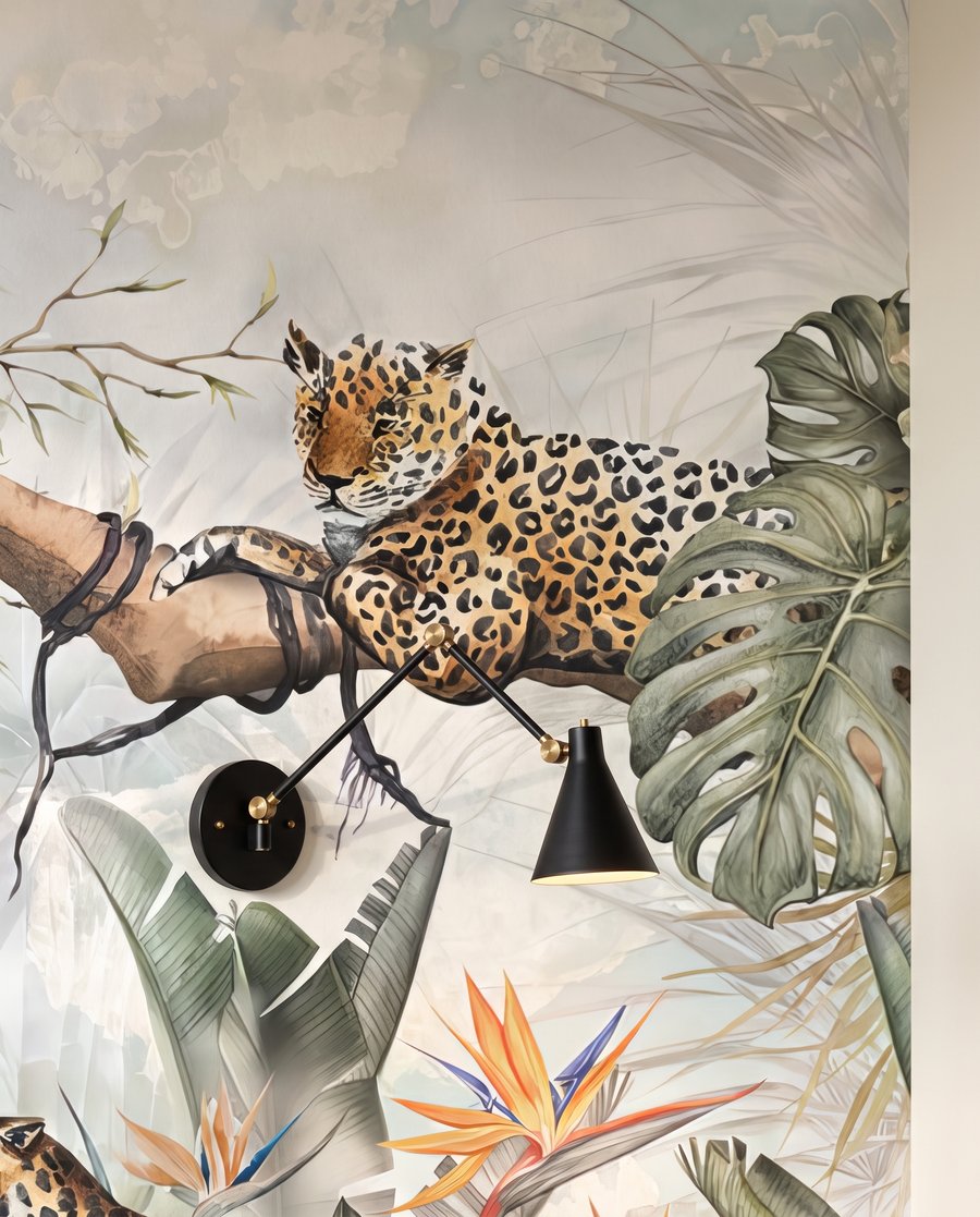 Leoparzi printre palmieri gri-verzui — detaliu