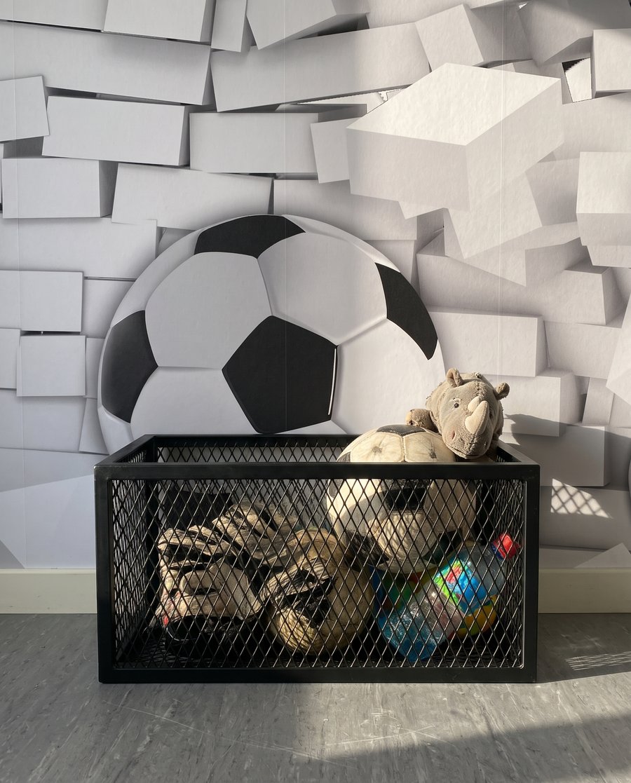 Fotbal care sparge zidul — detaliu