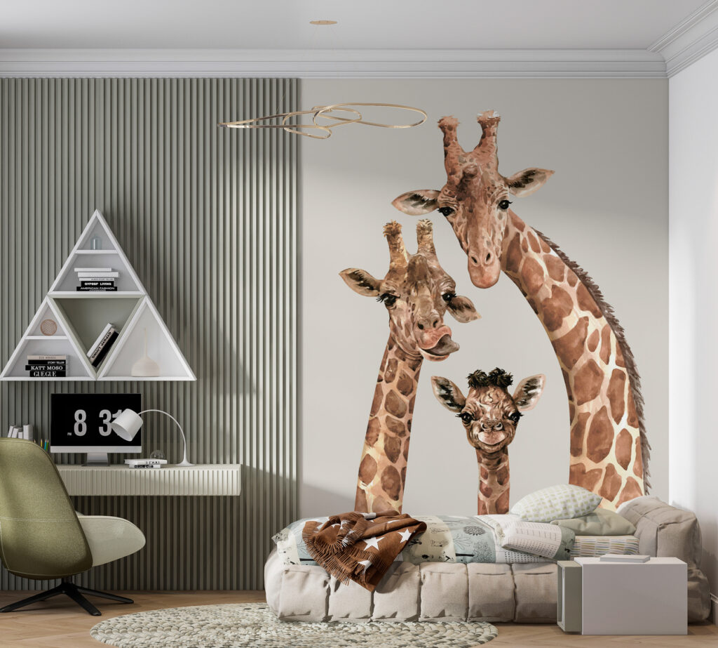 Trei girafe privesc într-un interior