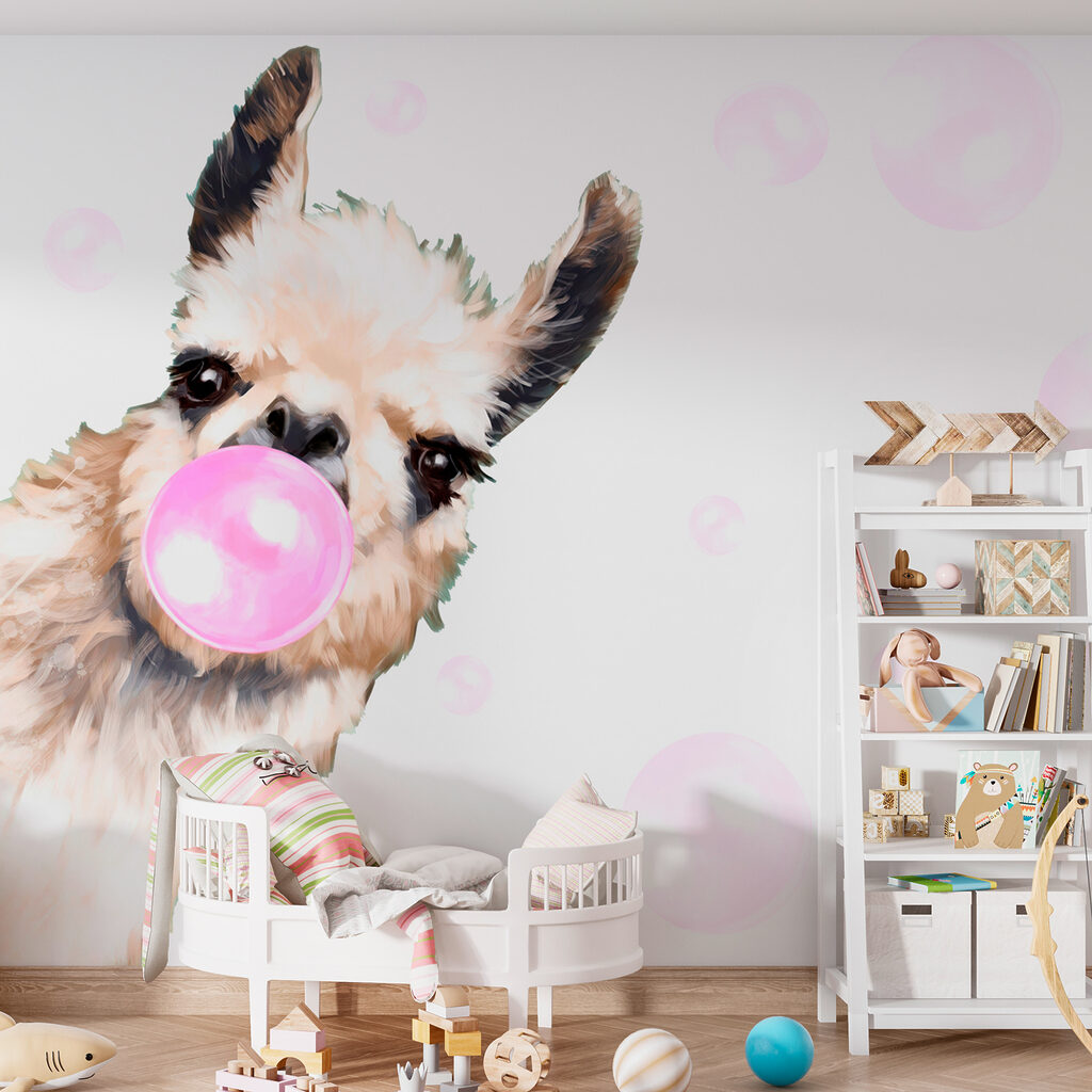 Lama face un balon într-un interior