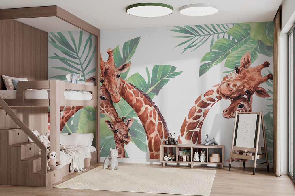 Trei girafe printre frunze într-un interior