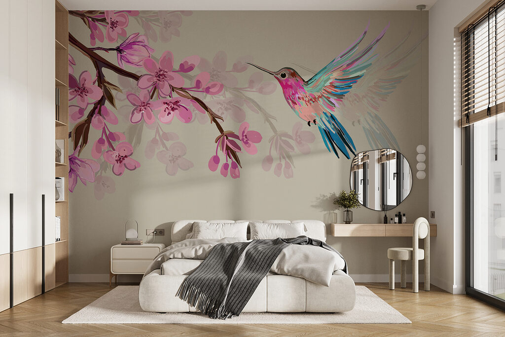 Colibri lângă flori roz într-un interior